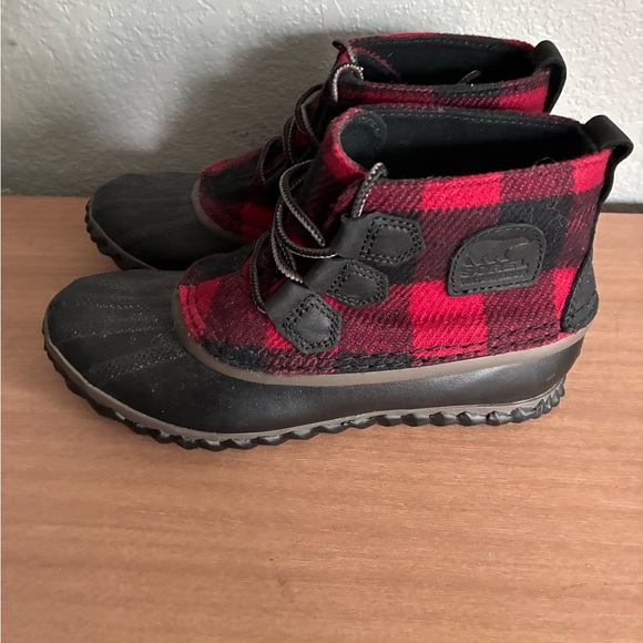 Sorel Shoes - Sorel women’s size 5.5 Red and Black Plaid Boots NWOT